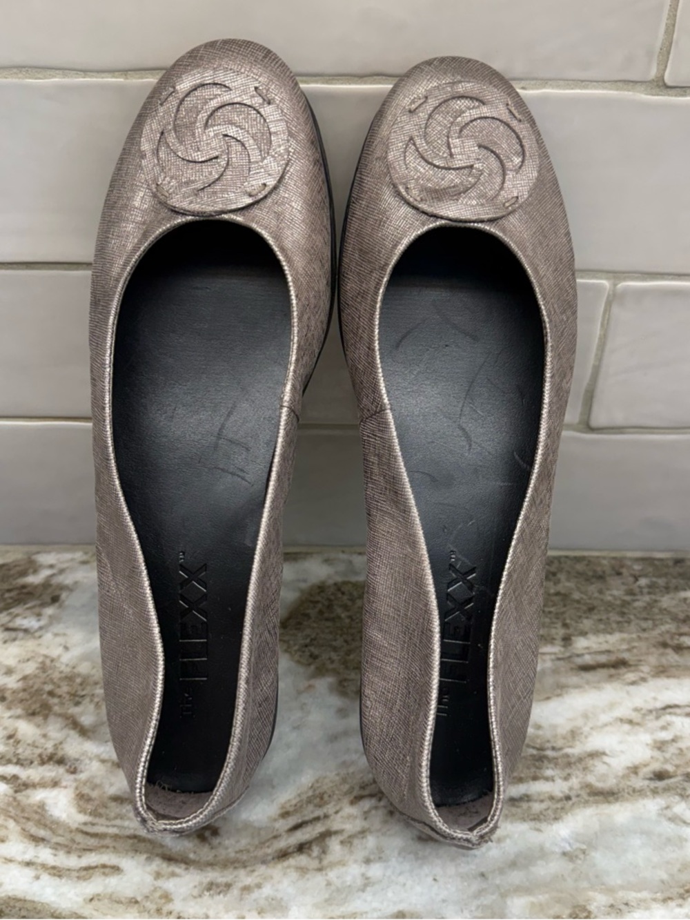 The Flexx Bon Bon Metallic Gunmetal Gray Medallion Toe Wedge Ballet Pump Size 9